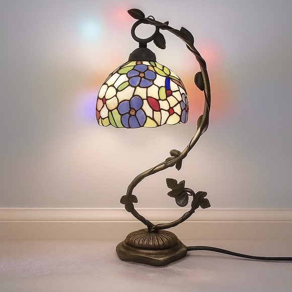 Tiffany Stained Glass Table Lamp with Floral Design - Picture 1 of 2